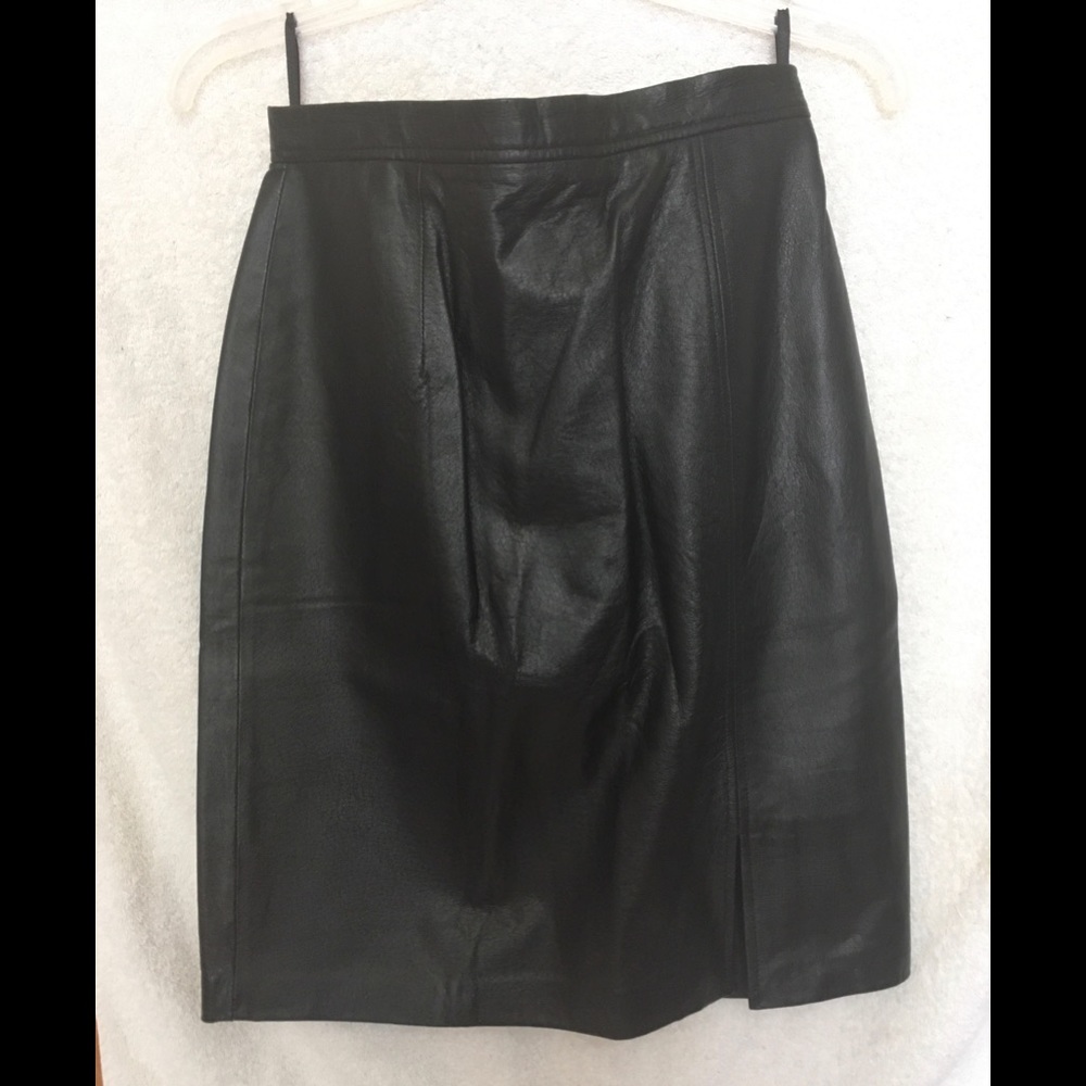 Forenza black leather straight skirt size 8 front slit